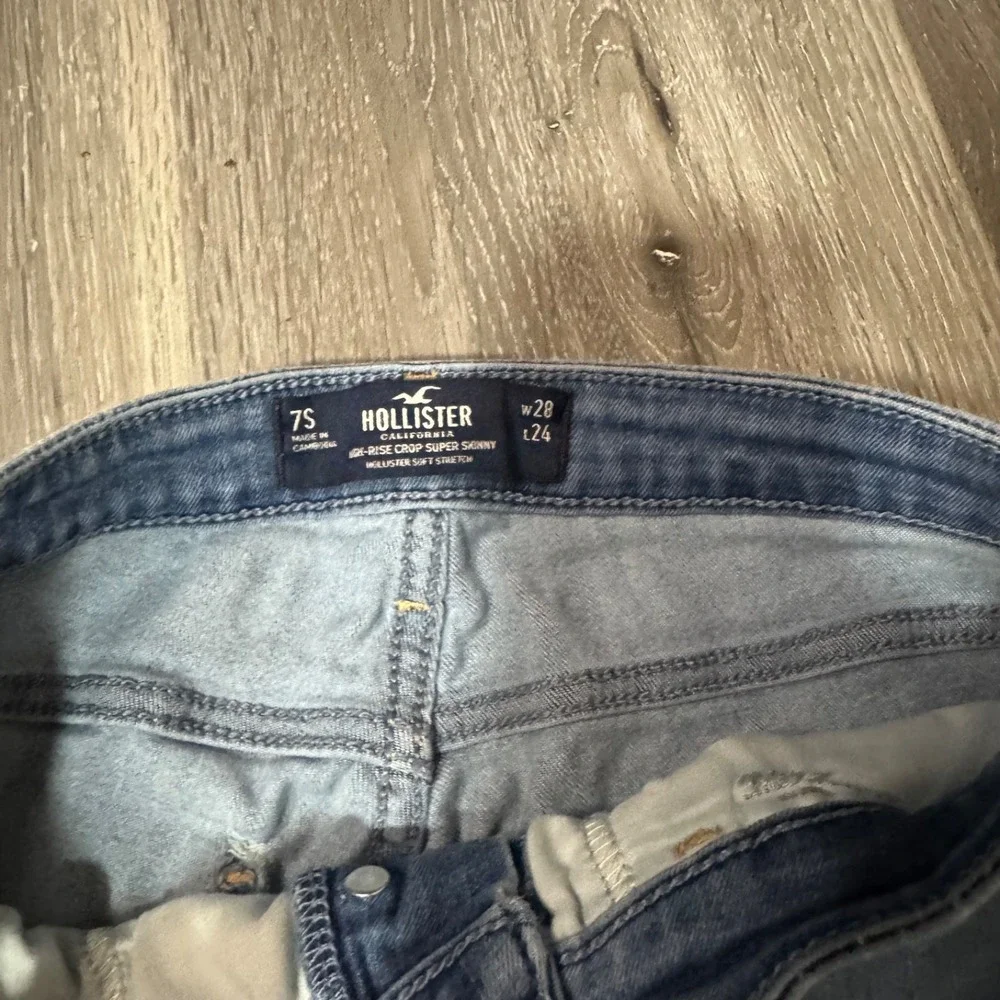 Hollister Women's 28x24 Straight leg Skinny Light wash Jeans Raw Hem